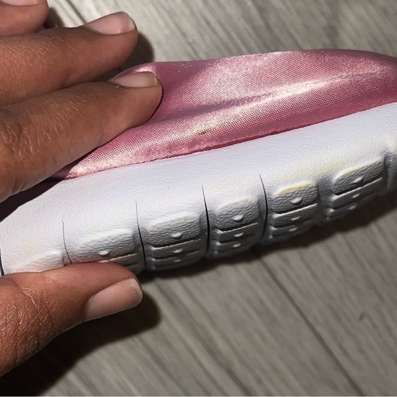 New Nike Roshe One (gs) Big Kids Women’s Pink  Satin Shoes size 7Y - Picture 2 of 7